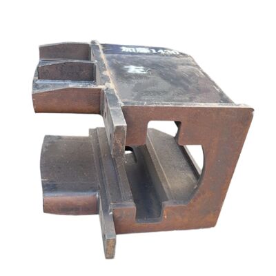Idler yoke / forchetta anteriore per Kato HD1430 Parti del carrozzone dell'escavatore,compatibile con Kato HD1430 Excavator Idler Forchetta anteriore, bracket mascellare, componenti del carrozzone comprese quattro ruote e una pista