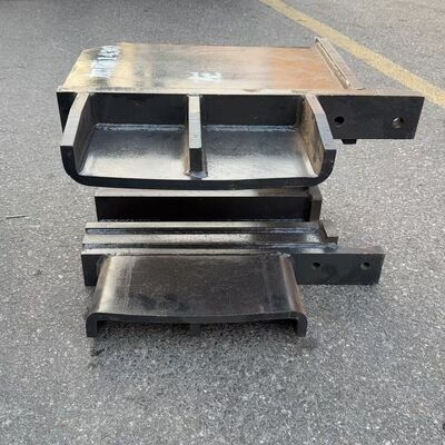 Idler yoke / forchetta anteriore per Kato HD1430 Parti del carrozzone dell'escavatore,compatibile con Kato HD1430 Excavator Idler Forchetta anteriore, bracket mascellare, componenti del carrozzone comprese quattro ruote e una pista